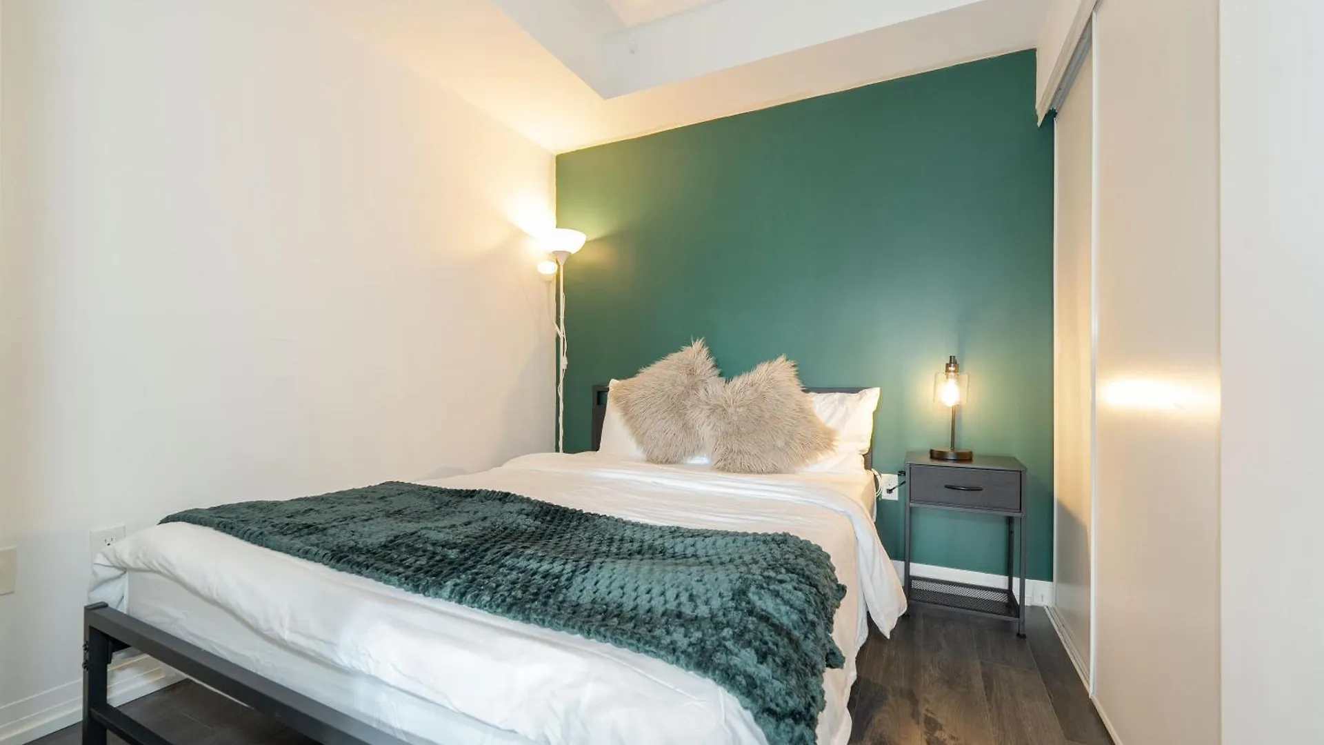 Bricksnbucks-Jarvis St Apartment Toronto Canada