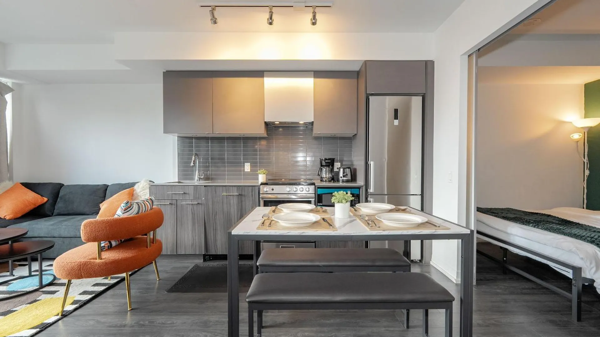 Bricksnbucks-Jarvis St Apartment Toronto Canada